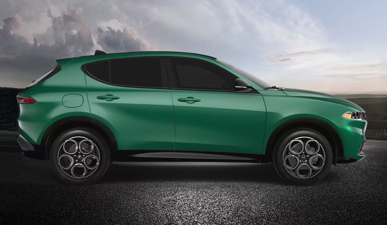 Why is the 2025 Alfa Romeo Tonale gaining attention among compact SUVs